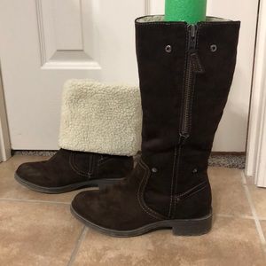 Dark brown Sherpa lined dark brown boots
